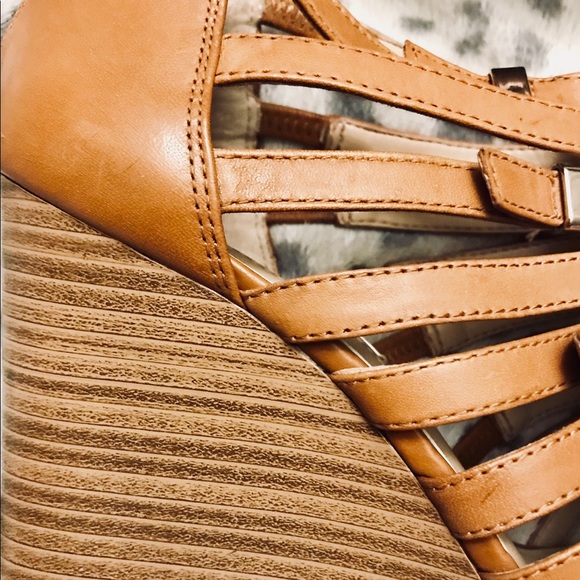 Beautiful WOOD Detailed Wedges - Picture 6 of 8